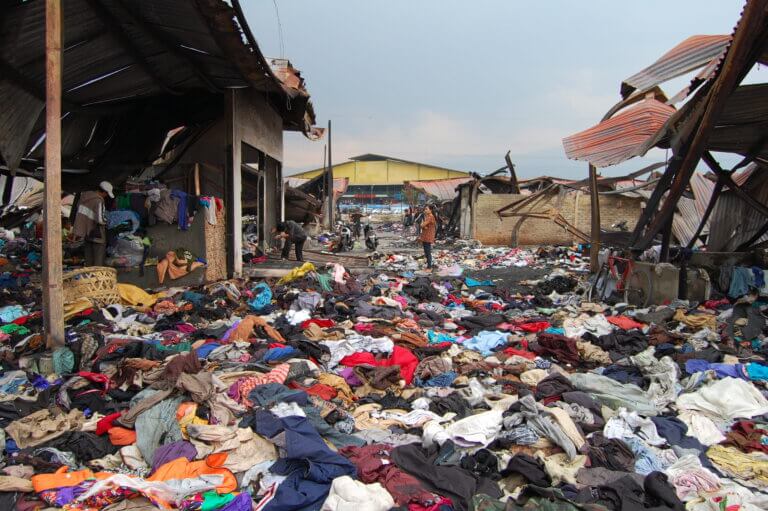 כיום, מדינות מזרח אפריקה מייבאות מארה"ב ומאירופה בגדים ונעליים משומשים בשווי 151 מיליון דולר בממוצע בשנה במסגרת הסכמי סחר ביניהן. צילום: Ikhlasul Amal, Flickr