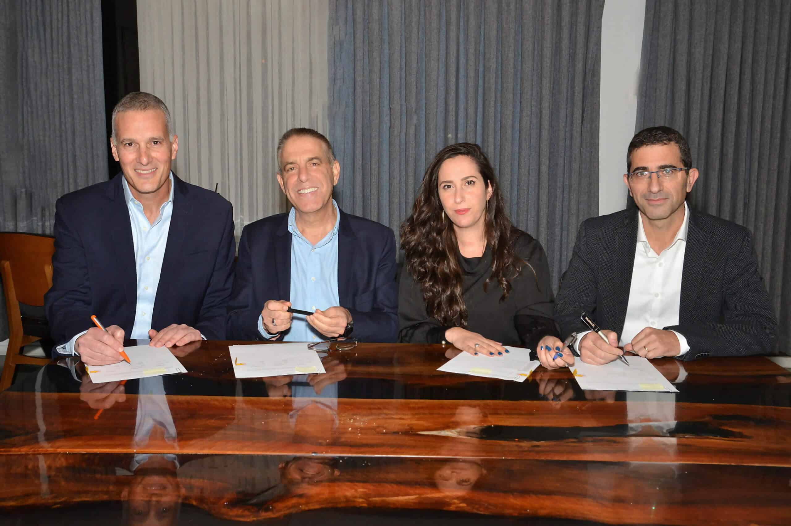מימין – יעקב חן, המשנה למנכ"ל וסמנכ"ל כספים קבוצת תנובה, חן פרנקו-יהודה, סמנכ"לית הכספים, פלוריסטם, אייל מליס, מנכ"ל קבוצת תנובה, משמאל - יקי ינאי, נשיא ומנכ"ל פלוריסטם בעת החתימה על ההסכם. צילום: תמר מצפי