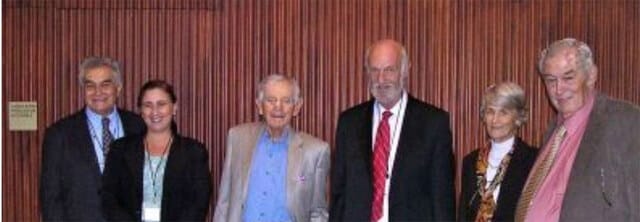 מימין לשמאל: ריצ׳רד ליקי, מיב ליקי (אשתו), פרנק בראון (גיאולוג) גרניס קורטיס (פיזיקאי ) מרתה לאר (אנתרופולוגית אוניברסיטת קימבריג׳) ופרופ' יואל רק. צילום: באדיבות פרופ' יואל רק