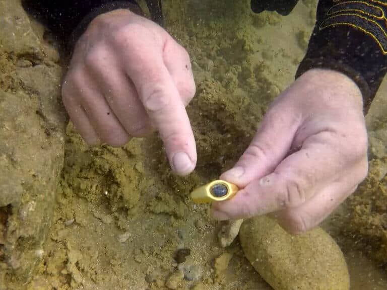 טבעת הזהב כפי שנמצאה במים באחת משתי ספינות טרופות שנחשפו בקיסריה. צילום: רשות העתיקות