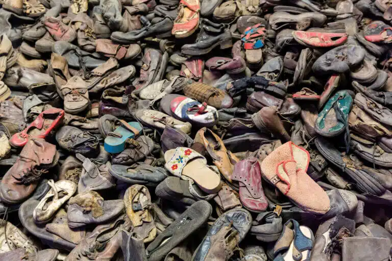 عرض أحذية ضحايا الهولوكوست الذين قتلوا في أوشفيتز - بيركيناو. الرسم التوضيحي: موقع Depositphotos.com