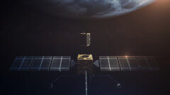 DONITZA PR תמונת המחשה של המפגש בחלל בין תחנת התדלוק (הקופסה המלבנית שלמעלה) עם לוויין הלקסי של אסטרוסקייל (קוביית הזהב עם הכנפיים). ״אסטרוסקייל/אוביטפאב״.