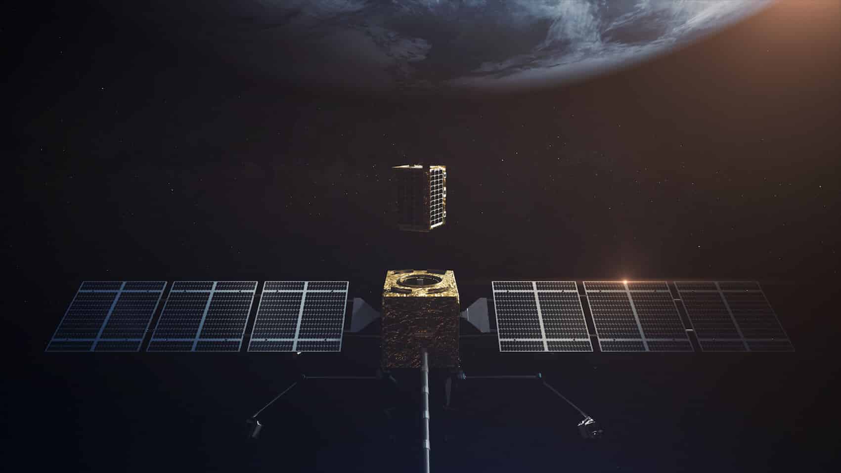 DONITZA PR תמונת המחשה של המפגש בחלל בין תחנת התדלוק (הקופסה המלבנית שלמעלה) עם לוויין הלקסי של אסטרוסקייל (קוביית הזהב עם הכנפיים).  ״אסטרוסקייל/אוביטפאב״.