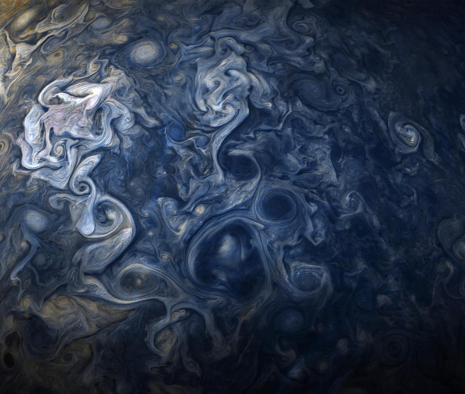 לתמונה הזאת קוראים לפעמים Jupiter Blues. תמונה משופרת שיצרו ג'רלד אייקסטאט ושון דורן (CC BY-NC-SA) על בסיס תמונות שסופקו באדיבות NASA/JPL Caltech/SwRI/MSSS.