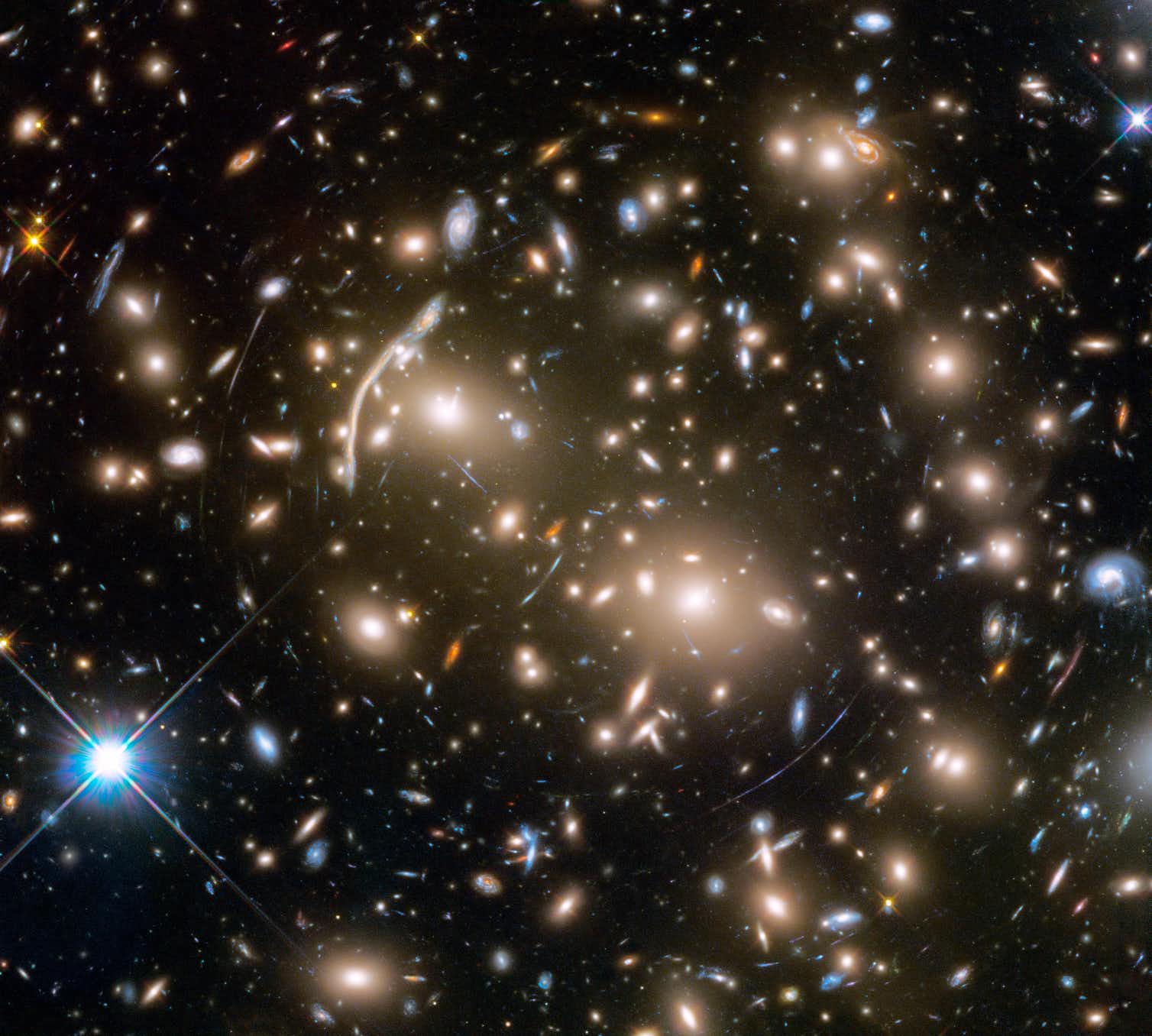 אַבֶּל 370 הוא צביר של מאות גלקסיות במרחק של בערך חמישה מיליארד שנות אור מכדור הארץ. NASA, ESA, and J. Lotz and the HFF Team (STScI)
