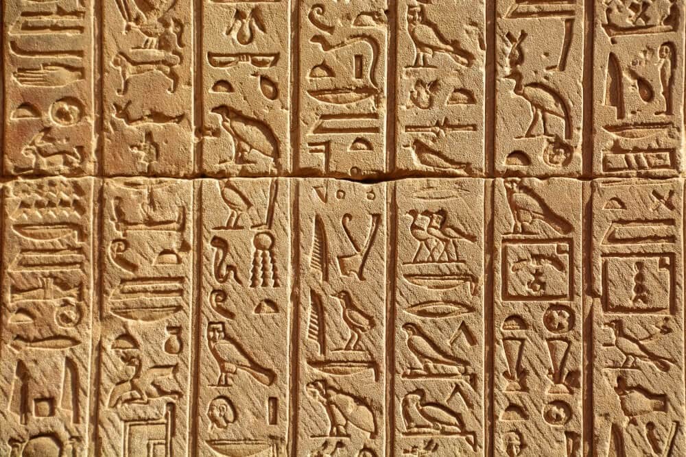  Jeremy Bezanger, unsplash לוח מתקופת שלטונו של אחאנתון בכרנך שבמצרים