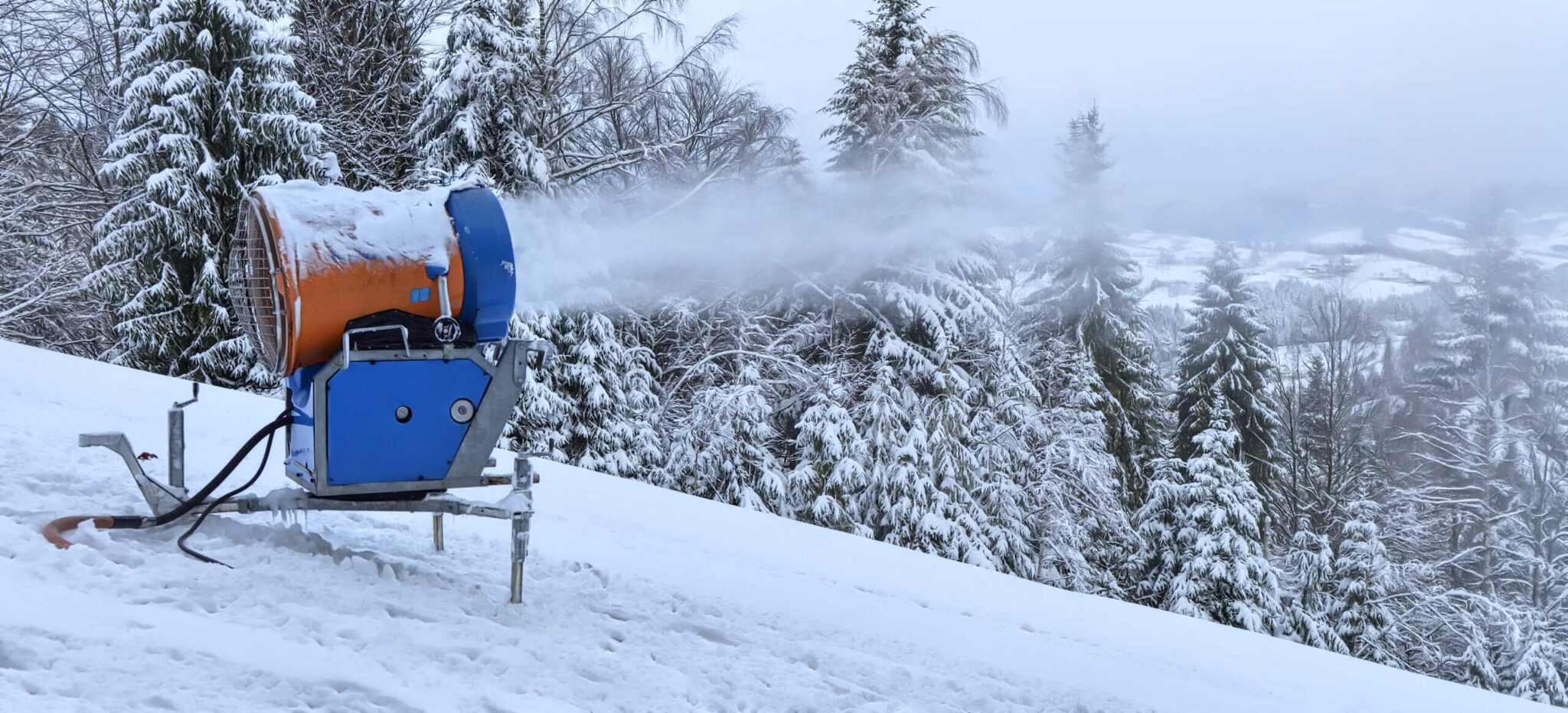 In recent years and as the climate crisis worsens, the snow cannons have an additional critical role: they also serve as a first line of defense against the raging fires, the frequency of which is increasing due to climate change. Photo by Jerzy Gorecki on Pixabay