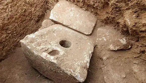 A 2,700-year-old stone toilet (Photo: Yuli Schwartz, Israel Antiquities Authority)
