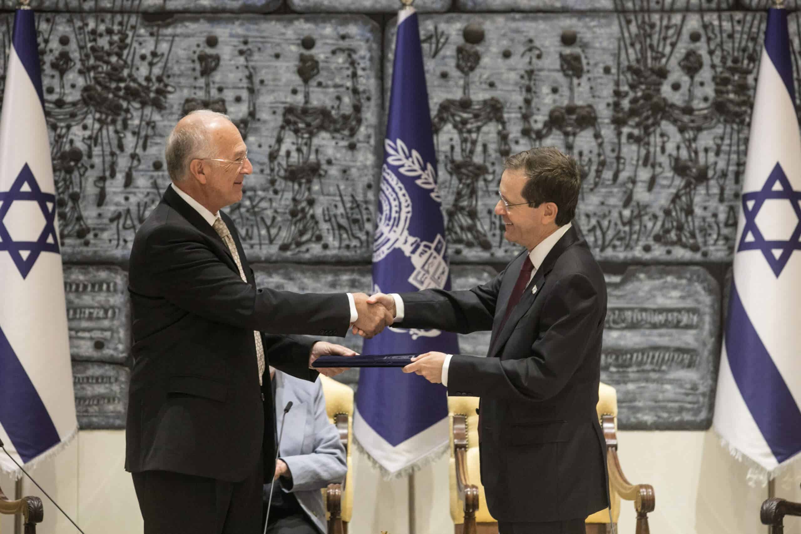 حفل تبادل رئيس أكاديمية العلوم في منزل الرئيس 14.11.21 تصوير: ميشال فتال Happy_2