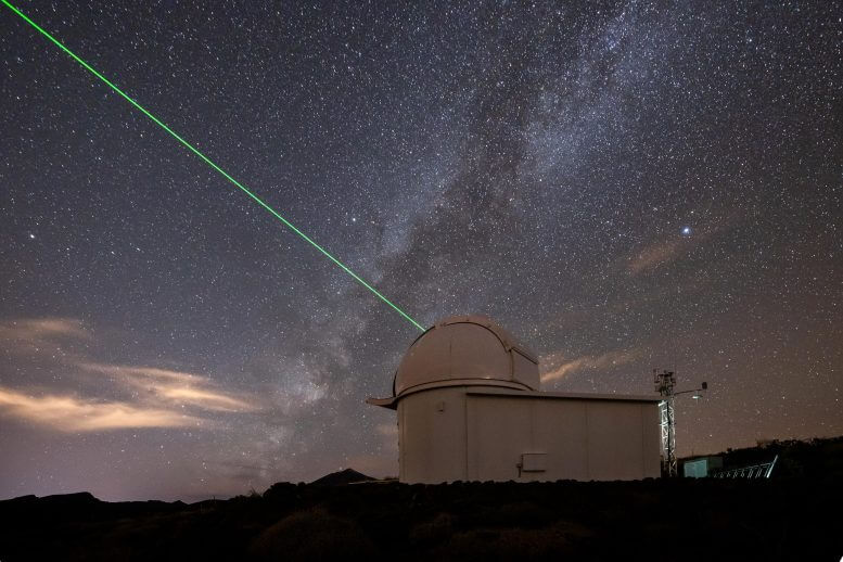 תחנת טיווח הלייזר של ESA בטנריפה מכוונת את הלייזר הירוק שלה אל השמיים. קרדיט: ESA