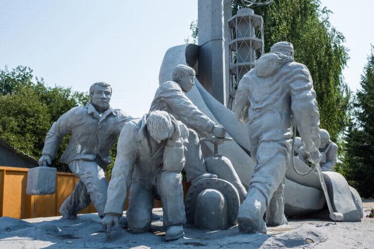 אנדרטה לזכר המחלצים שנכנסו כדי לעצור את הדליפה הרדיואקטיבית מהכור בצ'רנוביל. המחשה: depositphotos.com