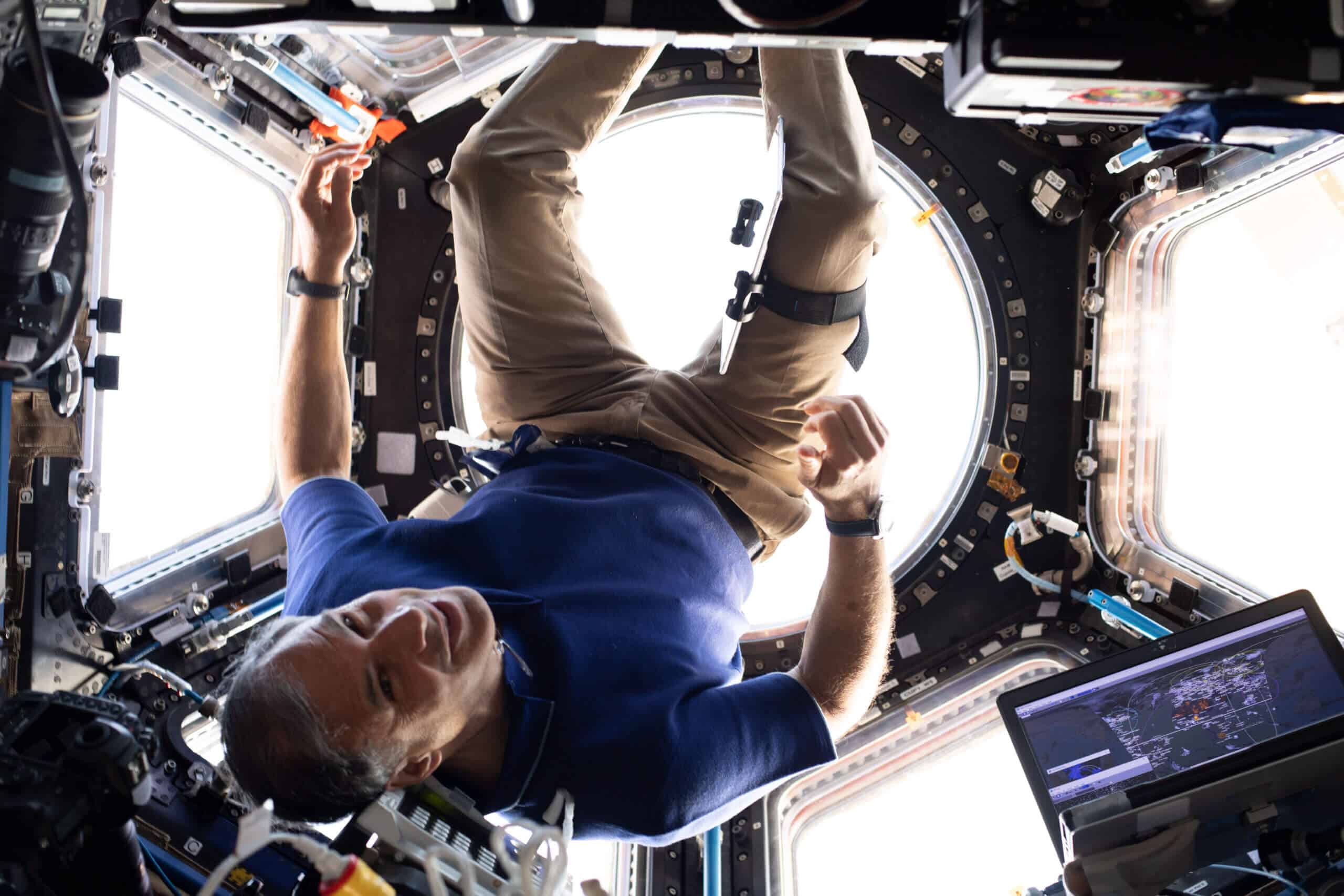 إيتان ستيفا في وحدة المراقبة كوبولا في محطة الفضاء الدولية