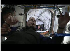 איתן סטיבה נכנס ראשון לתחנת החלל, 17:20. צילום מסך