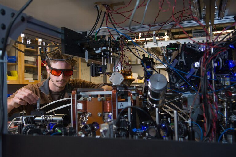 معمل فيزياء الكم. الصورة: باتريك كامبل، جامعة كولورادو. من ويكيشير