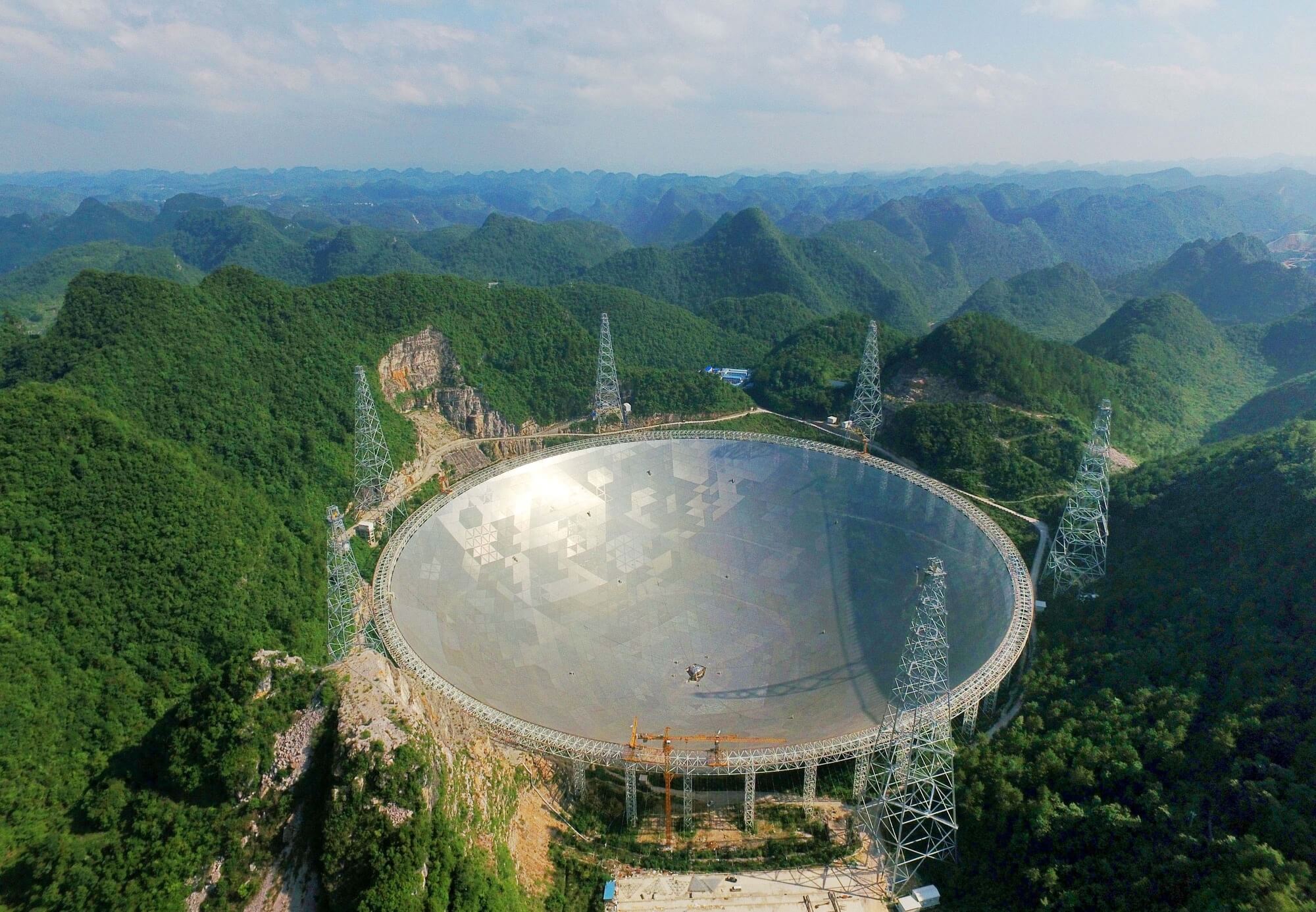 מבט מהאוויר על טלסקופ הרדיו FAST (Five-hundred-meter Aperture Spherical Telescope) .  <a href=