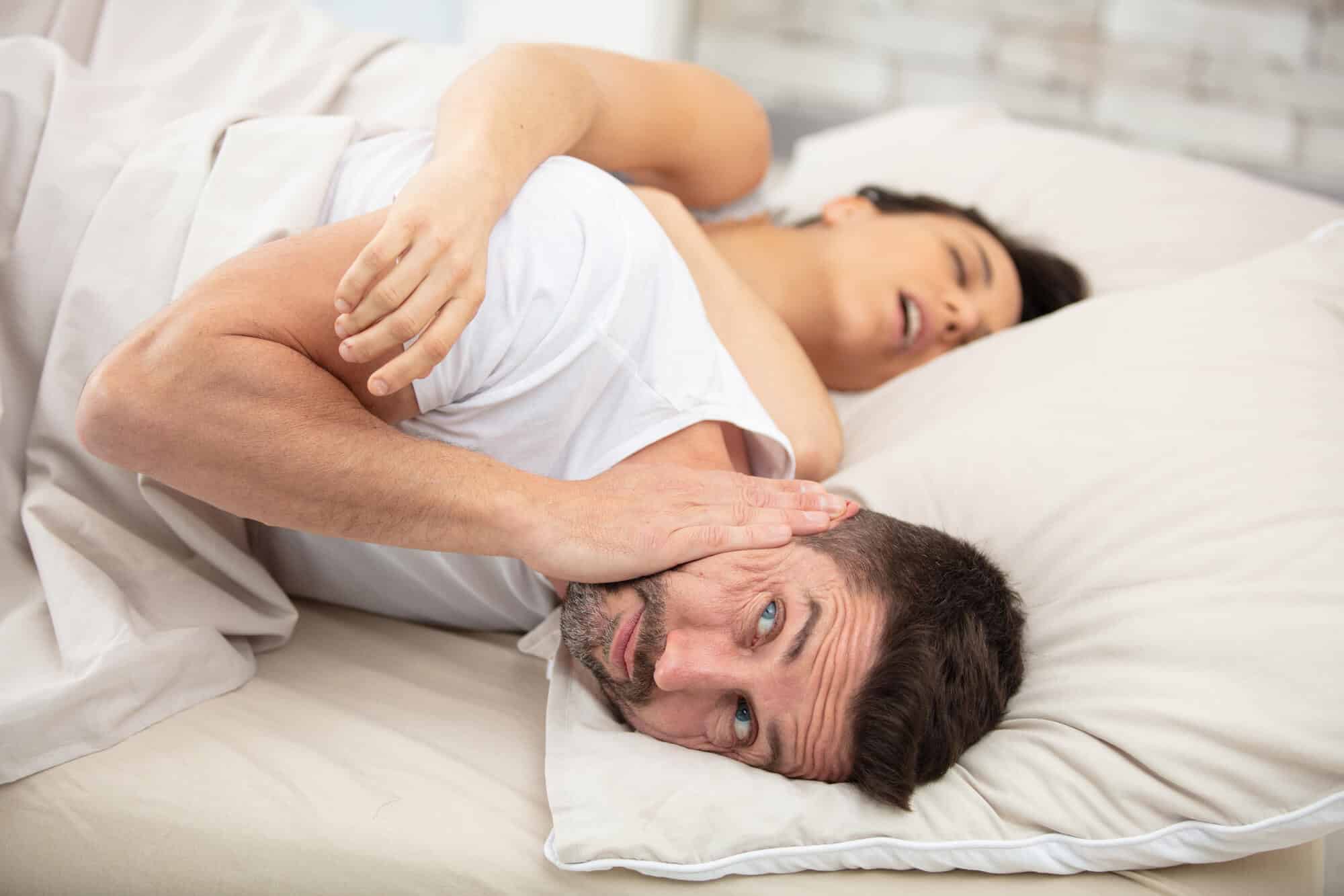 נשים הנוחרות בשינה מסתכנות בדום נשימה.  <a href="https://depositphotos.com. ">המחשה: depositphotos.com</a>