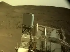 אחרי הצהריים במאדים: רכב המאדים פרסבירנס של נאס"א השתמש במצלמת הניווט הימנית שלו כדי לצלם את התמונה הזאת אחרי שנסע בסול 428. המבט הוא מאחורי הרכב לכיוון דרום, ובצד שמאל של התמונה אפשר לראות את הקצה של תלולית קודיאק. קרדיט: NASA/JPL-Caltech
