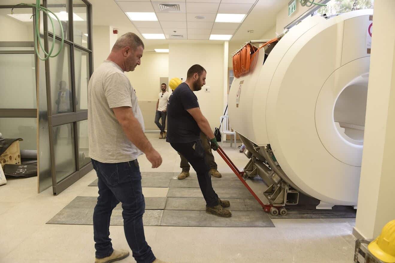 מכשיר ה-MRI מותקן במעבדה בטכניון, 2022. צילום: יעקב שלוש, דוברות הטכניון