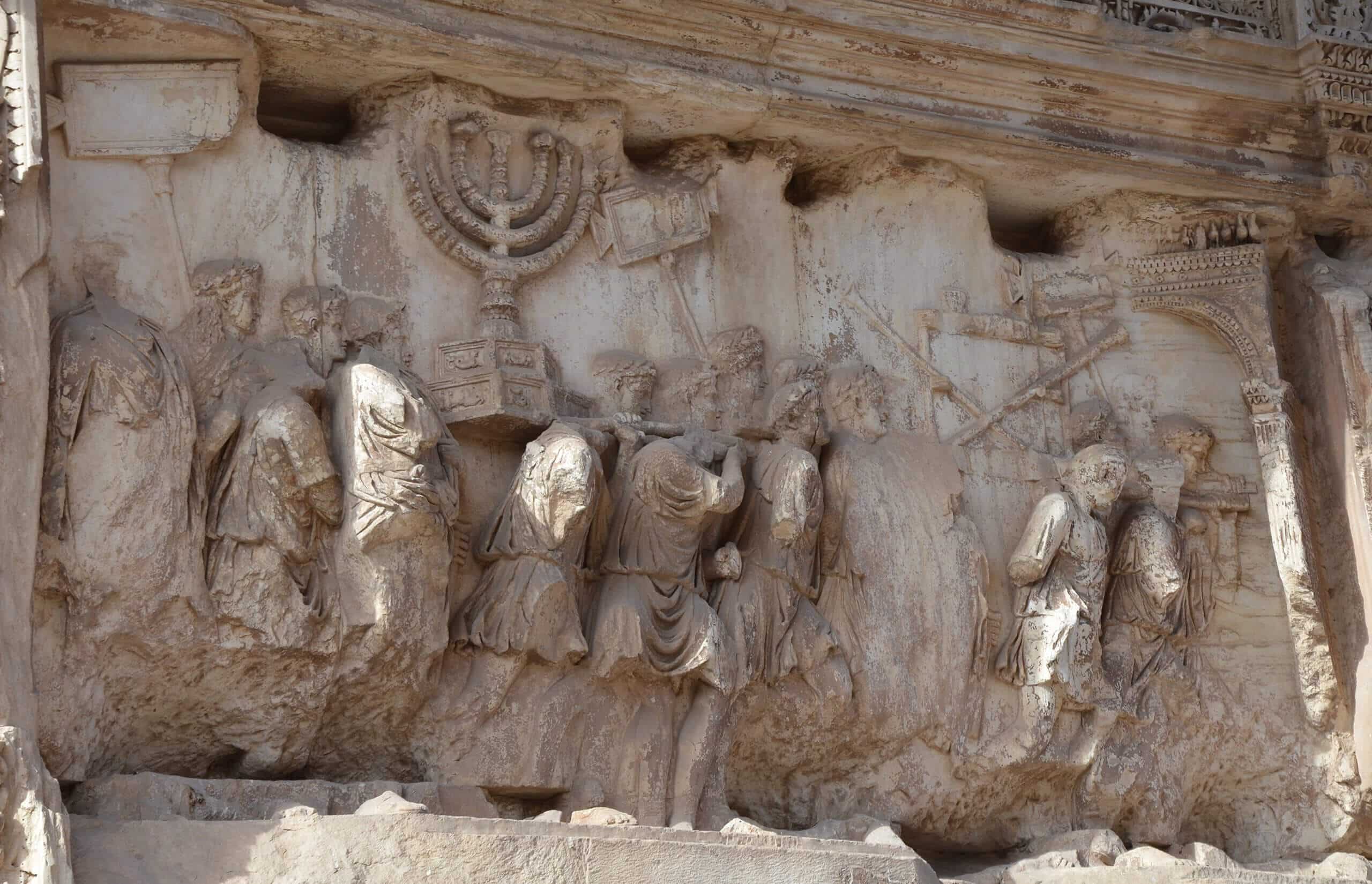 אוצרות המקדש מונצחים על שער טיטוס ברומא. מתוך ויקישיתוף