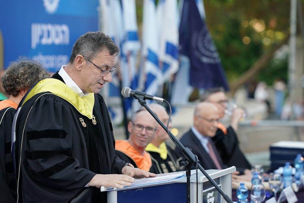 ד"ר אלברט בורלא נושא דברים בטקס הבוגרים עם קבלת תואר ד"ר של כבוד מהטכניון, 30/6/2022. צילום: ניצן זוהר, דוברות הטכניון