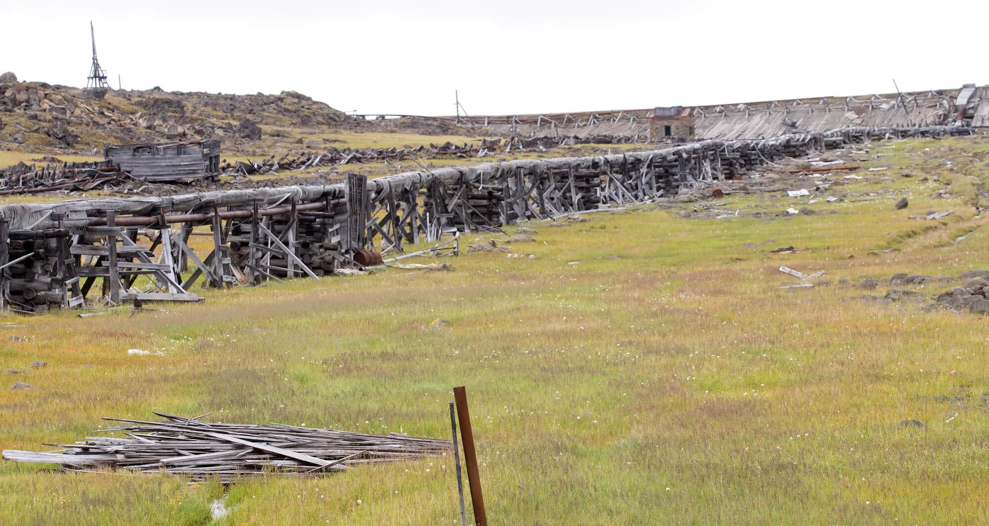 An oil pipeline stands on stilts because it cannot be driven into the frozen ground in Alaska. Image: depositphotos.com