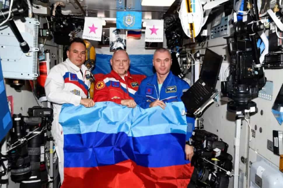 נאס"א האשימה את רוסיה בכך שהציבה תמונת תעמולה אנטי-אוקראינית על ה-ISS לאחר שסוכנות החלל של רוסיה פרסמה תמונה זו של שלושה קוסמונאוטים אוחזים בדגל הרפובליקה העממית של לוהנסק. צילום: רוסקוסמוס