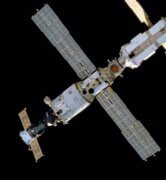 מודול Zvezda, בקצה השמאלי התחתון בתמונה זו, הוא אחד משישה מקטעים רוסיים של תחנת החלל הבינלאומית ומאכלס את המנועים המשמשים לשמירת התחנה במסלול. צילום: נאס"א