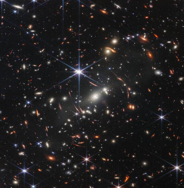 The galaxy cluster SMACS 0723 - the first scientific photograph by the James Webb Space Telescope. This cluster acts as a gravitational lens and increases the light of distant galaxies, including those from the early universe. Photo: NASA, ESA, CSA, and STScI