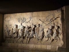 התבליט המפורסם על שער טיטוס בו מופיעים כלי המקדש שנבזזו מבית המקדש בירושלים. בצד ימין - החצוצרות. איור: depositphotos.com
