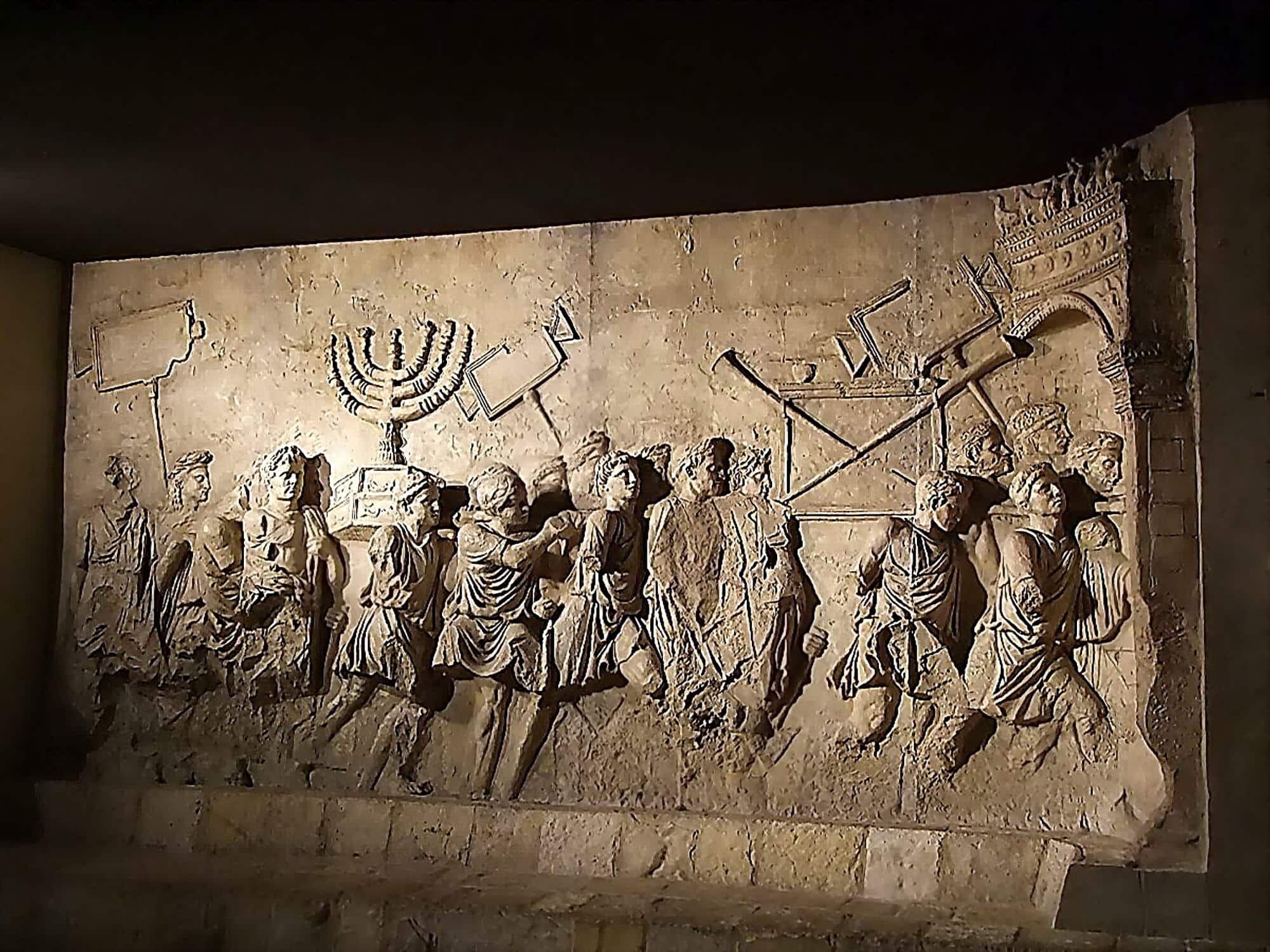 התבליט המפורסם על שער טיטוס בו מופיעים כלי המקדש שנבזזו מבית המקדש בירושלים. בצד ימין - החצוצרות.  <a href="https://depositphotos.com. ">איור: depositphotos.com</a>