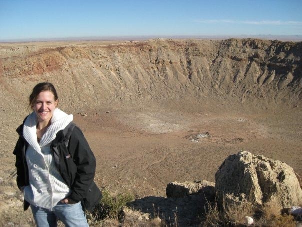 ורוניקה בריי, המצולמת כאן בביקור במכתש המטאור בצפון אריזונה, היא מומחית להיווצרות מטאורים. קרדיט: Sarah Sutton/Lunar and Planetary Laboratory, אוניברסיטת אריזונה