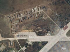 תמונה זו צולמה על ידי לוויין Planet Labs ב-10 באוגוסט 2022, ומראה נזק למטוסים כתוצאה מתקיפה אוקראינית שהתרחשה רק יום אחד לפני כן, ב-9 באוגוסט 2022. התמונות באדיבות פלאנט לאבס PBC