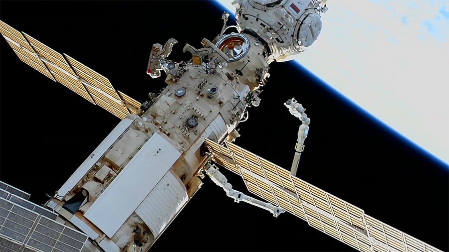 הקוסמונאוטים אולג ארטמייב ודניס מטבייב מצולמים במהלך הליכת חלל ב-28 באפריל 2022, מנטרים את הזרוע הרובוטית האירופית החדשה של התחנה, שעליה עבדו גם במהלך הליכת החלל ב-18/8 שנקטעה בשל תקלה בחליפת החלל של ארטמייב