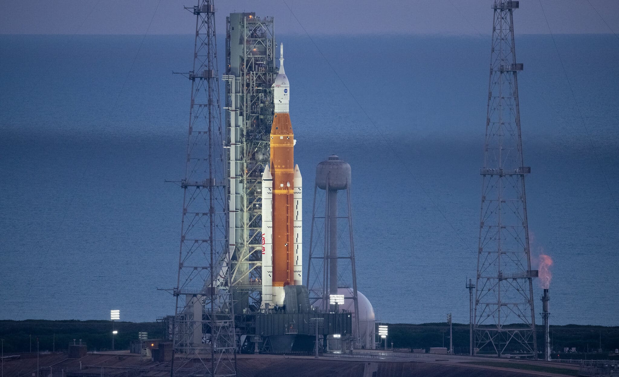 משגר SLS ועליו החללית ארטמיס 1 על כן השיגור בעת השיגור המקורי ב-29 באוגוסט 2022. השיגור נדחה בגלל דליפת מימן מאחד המנועים. צילום יחצ, נאס"א