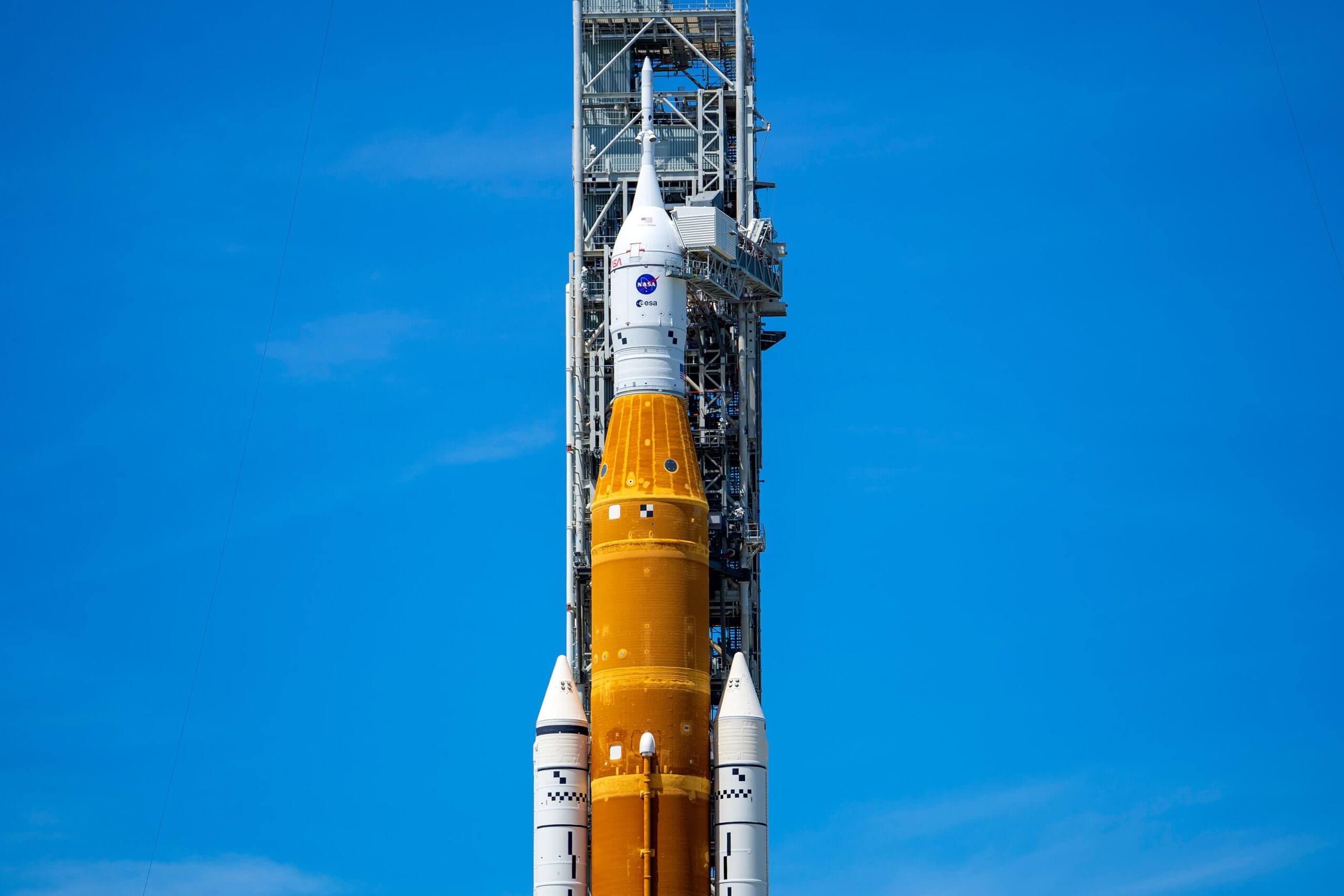 הטיל SLS (מערכת השיגור לחלל) עם החללית אוריון עליו בכן השיגור B39 במרכז החלל קנדי של נאס"א לפני שהוחזרה להאנגר הבדיקות. קרדיט: NASA/Sam Lott