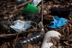 פסולת אריזות פלסטיק. משמשות פעם אחת, מזהמות אלפי שנים. איור: depositphotos.com