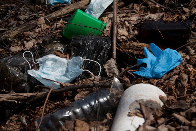 פסולת אריזות פלסטיק. משמשות פעם אחת, מזהמות אלפי שנים. איור: depositphotos.com