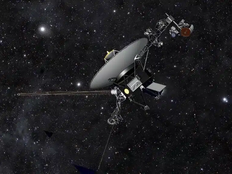 عرض فني يُظهر المركبة الفضائية فوييجر وهي تحلق عبر الفضاء على خلفية النجوم. مصدر الصورة: ناسا/مختبر الدفع النفاث-معهد كاليفورنيا للتكنولوجيا