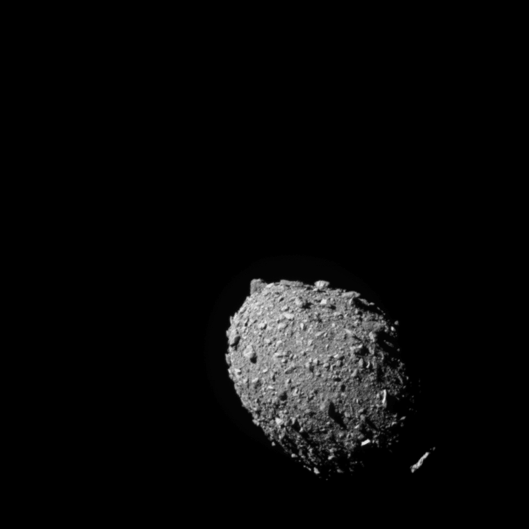 The asteroid dimorphos, during the approach of the DART spacecraft towards a collision with it. Photo: Massa