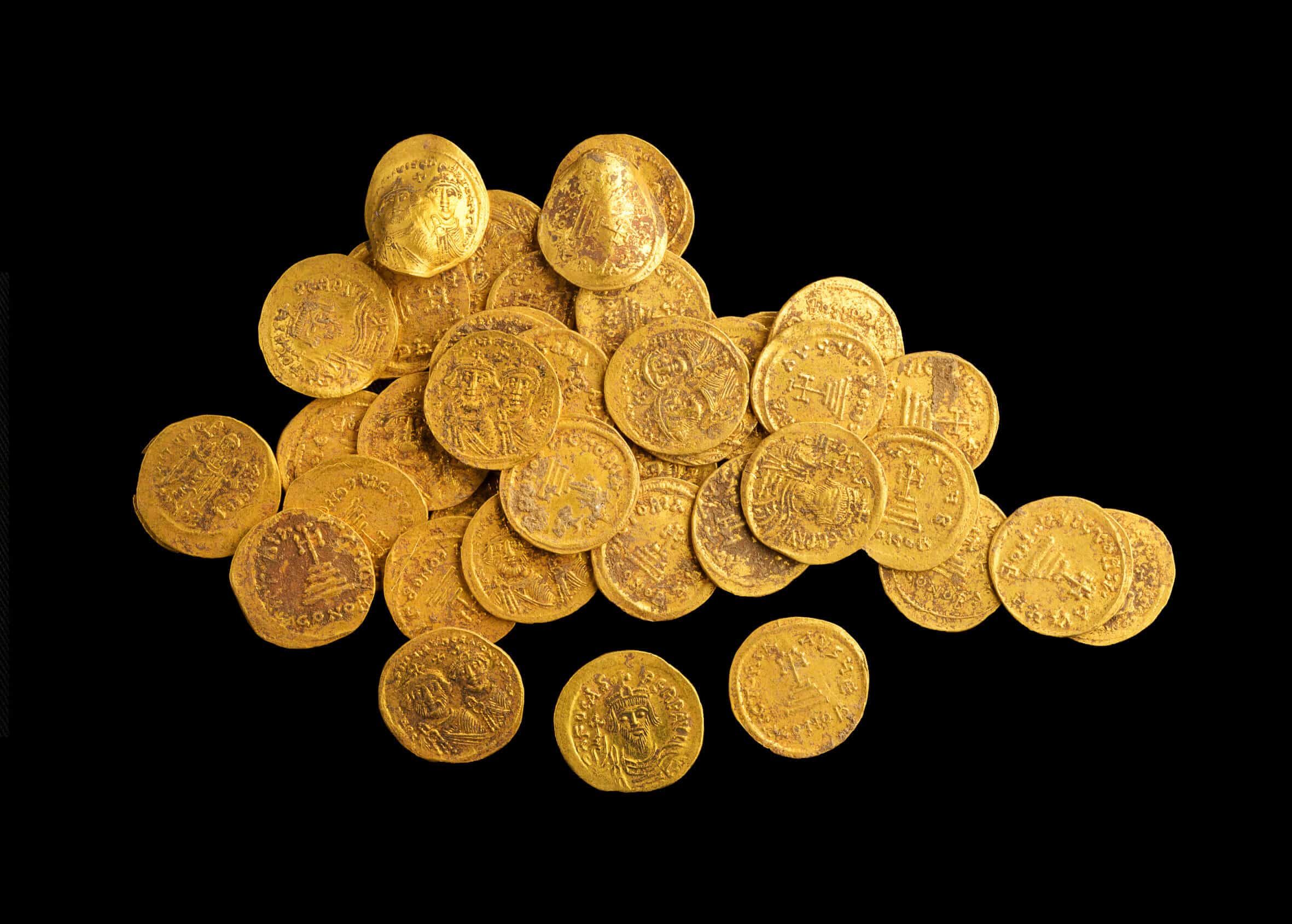 מטמון הזהב שהתגלה בבניאס. צילום: דפנה גזית, רשות העתיקות