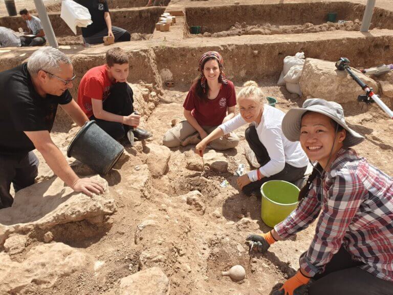 צוות המחקר של פרופ’ אהרן מאיר מאוניברסיטת בר אילן בעבודה באתר "העיר התחתית" של גת פלישתים.