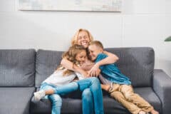 סבתא מבלה עם הנכדים. איור: depositphotos.com