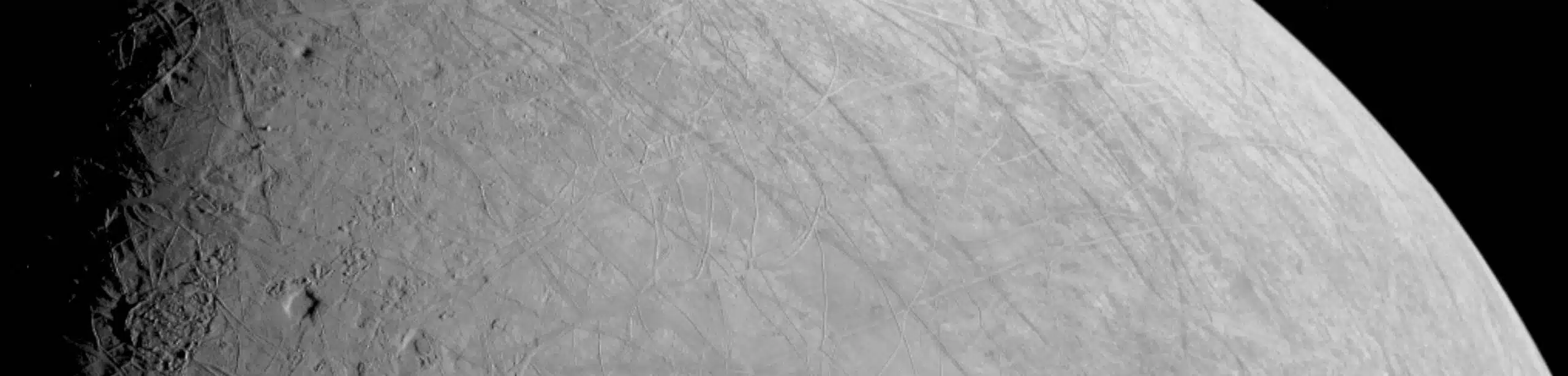 פני השטח המורכבים מכוסי הקרח של אירופה, הירח של צדק, צולמו על ידי החללית ג'ונו בזמן היעף של החללית ב-29 בספטמבר 2022. בגישה הכי קרובה, החללית הייתה במרחק של כ-352 ק"מ. קרדיט: NASA/JPL-Caltech/SWRI/MSSS