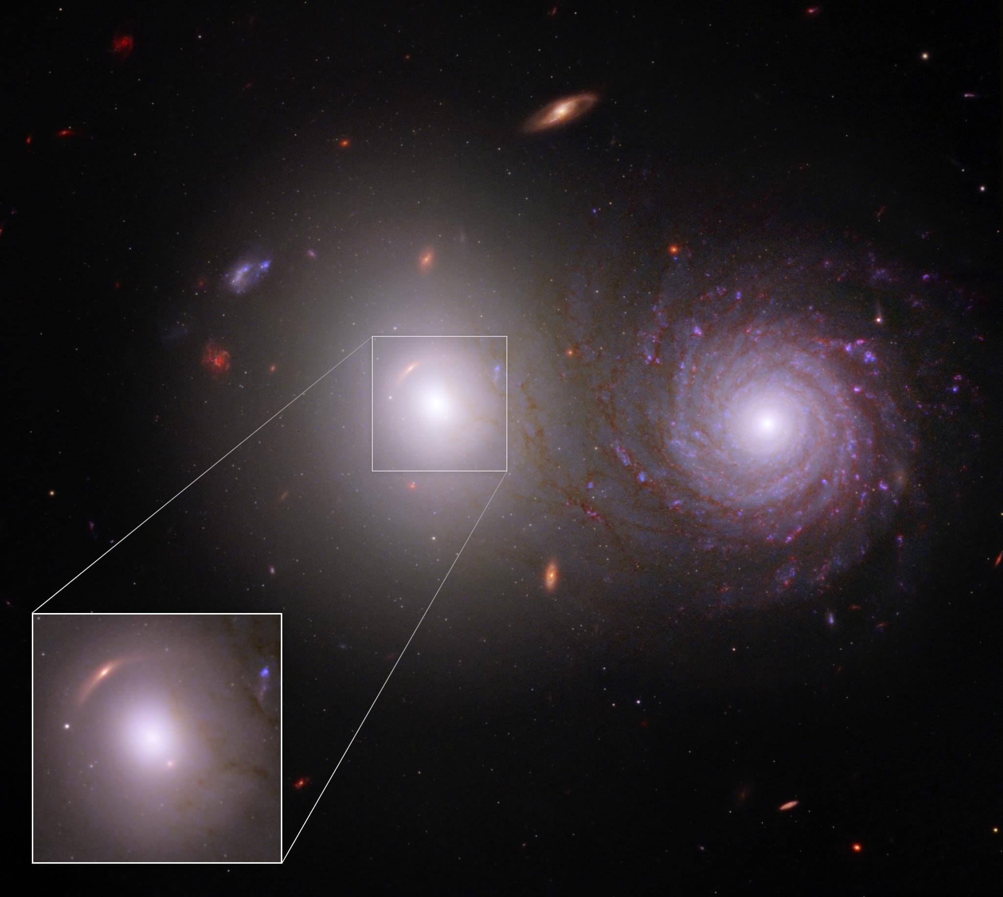 עדשת הכבידה של צמד הגלקסיות VV-191 בצילום משותף של האבל ו-ווב. Credit: Science: NASA, ESA, CSA, Rogier Windhorst (ASU), William Keel (University of Alabama), Stuart Wyithe (University of Melbourne), JWST PEARLS Team, Image Processing: Alyssa Pagan (STScI)