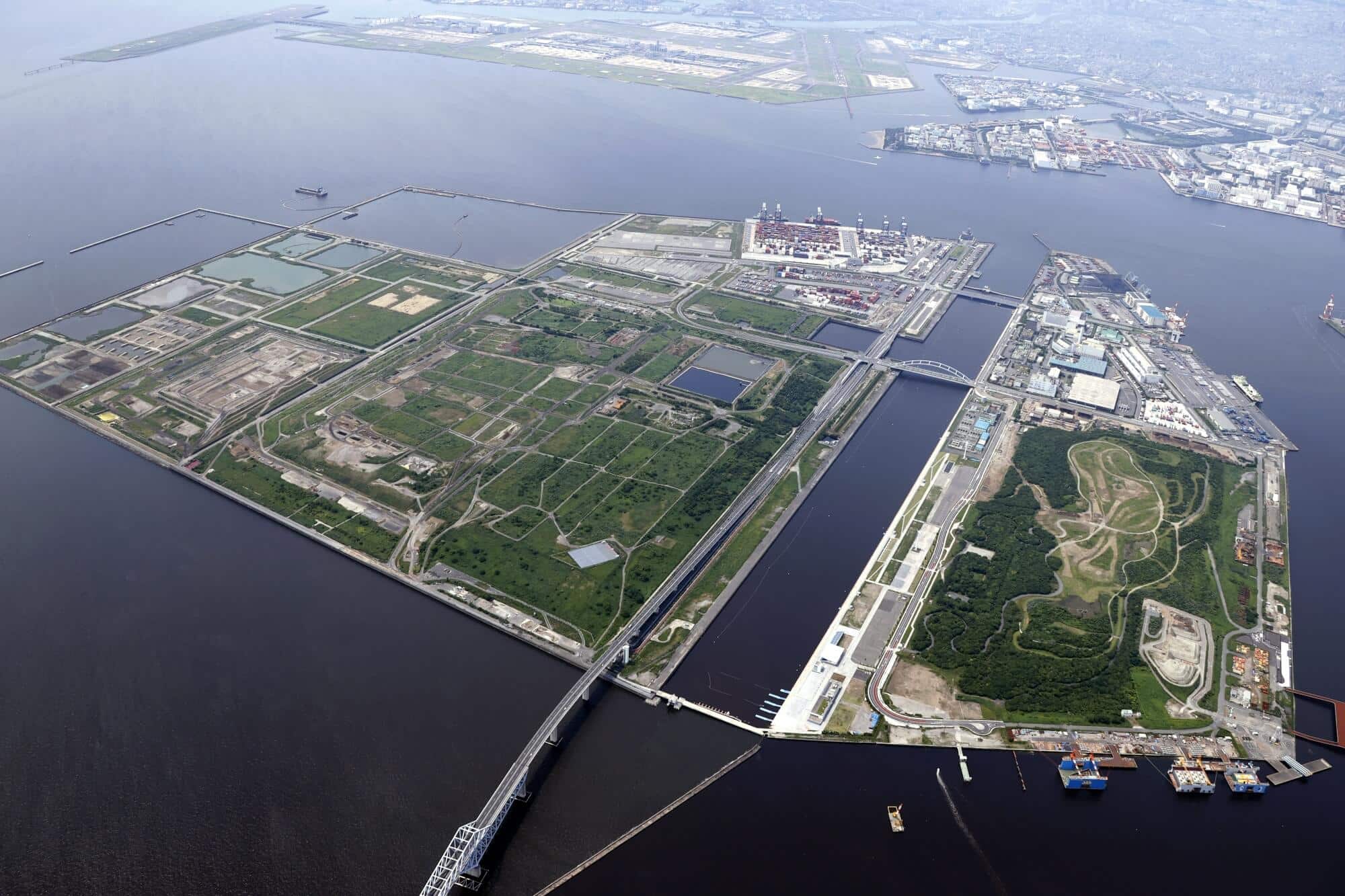 The neighborhood will be built on artificial land that has not been inhabited for several decades, and was mainly used for container storage and garbage processing of the local port. Photo: Tokyo Metropolitan Government