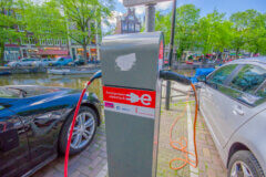 עמדת הטענת מכוניות חשמליות באמסטרדם. איור: depositphotos.com