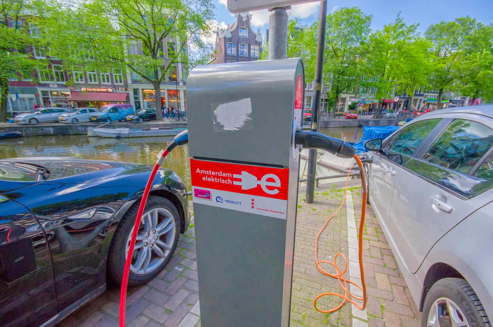 עמדת הטענת מכוניות חשמליות באמסטרדם.  <a href="https://depositphotos.com. ">איור: depositphotos.com</a>