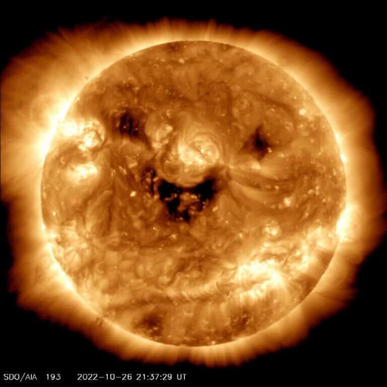 תמונה של השמש "מחייכת" צולמה על ידי מצפה השמש הדינמי של נאס"א ב-26 באוקטובר 2022. קרדיט: NASA/SDO