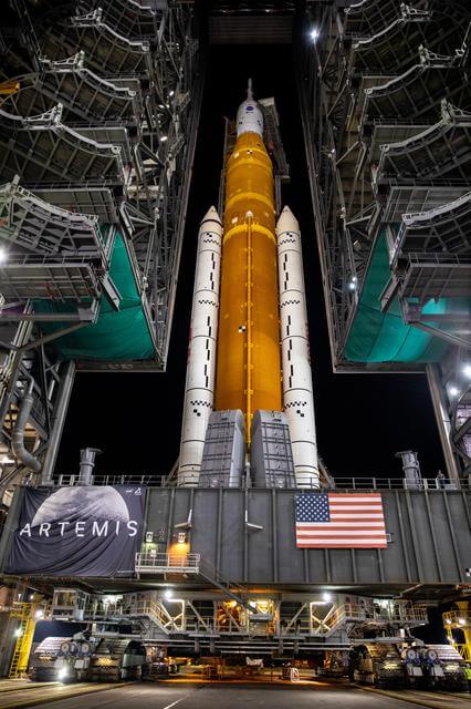 מערכת שיגור החלל החדשה של נאס"א נראית כאן מועברת מבניין הרכבת הרקטות למשטח שיגור.  נאס"א