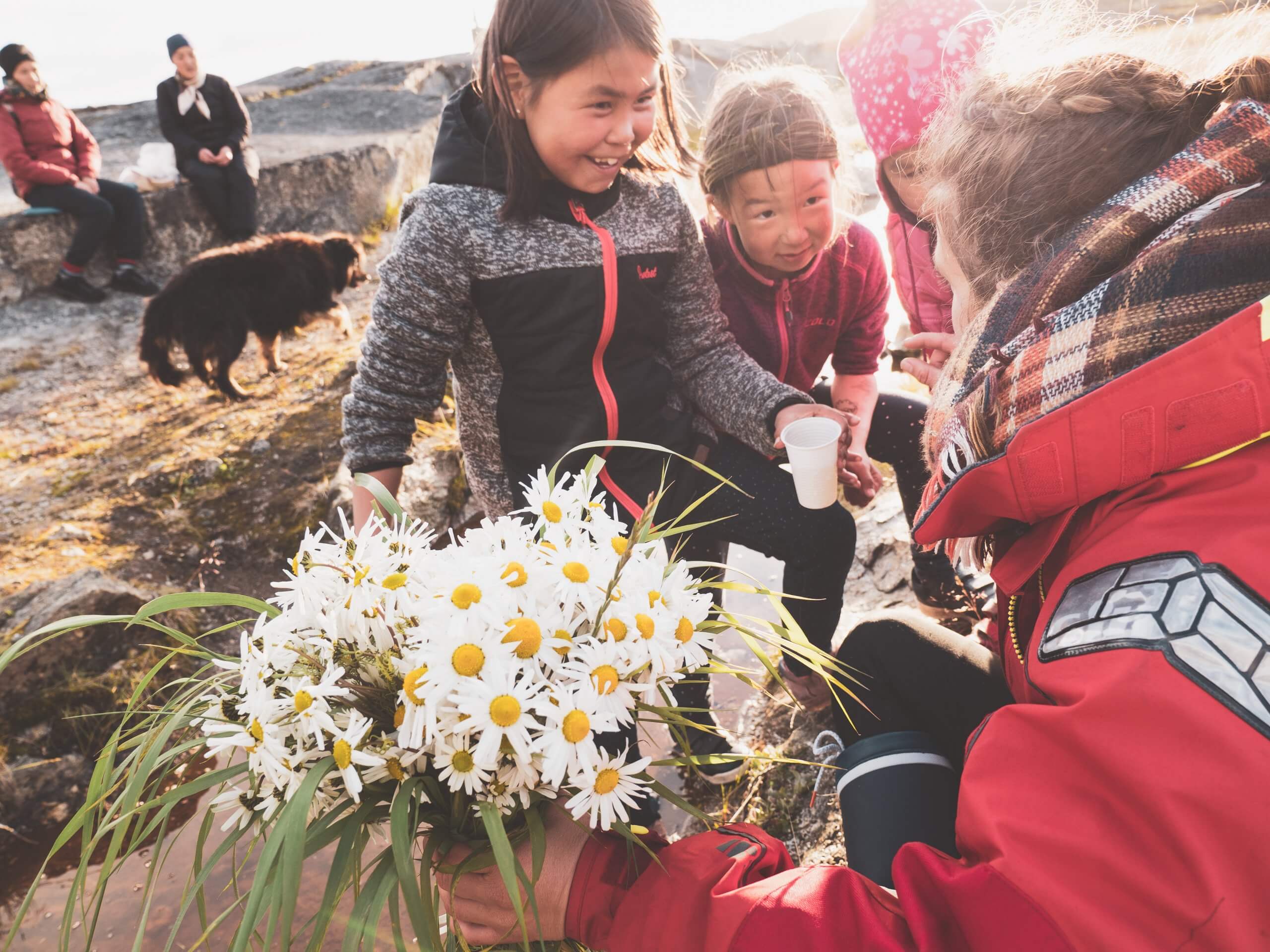 לאחר שיט של 14 יום, קרטר וצוותו הגיעו אל האי הקפוא גרינלנד שבלב האוקיינוס הארקטי. סימונין פוגשת ילדים מקומיים בגרינלנד, צילום: Julien Fumard